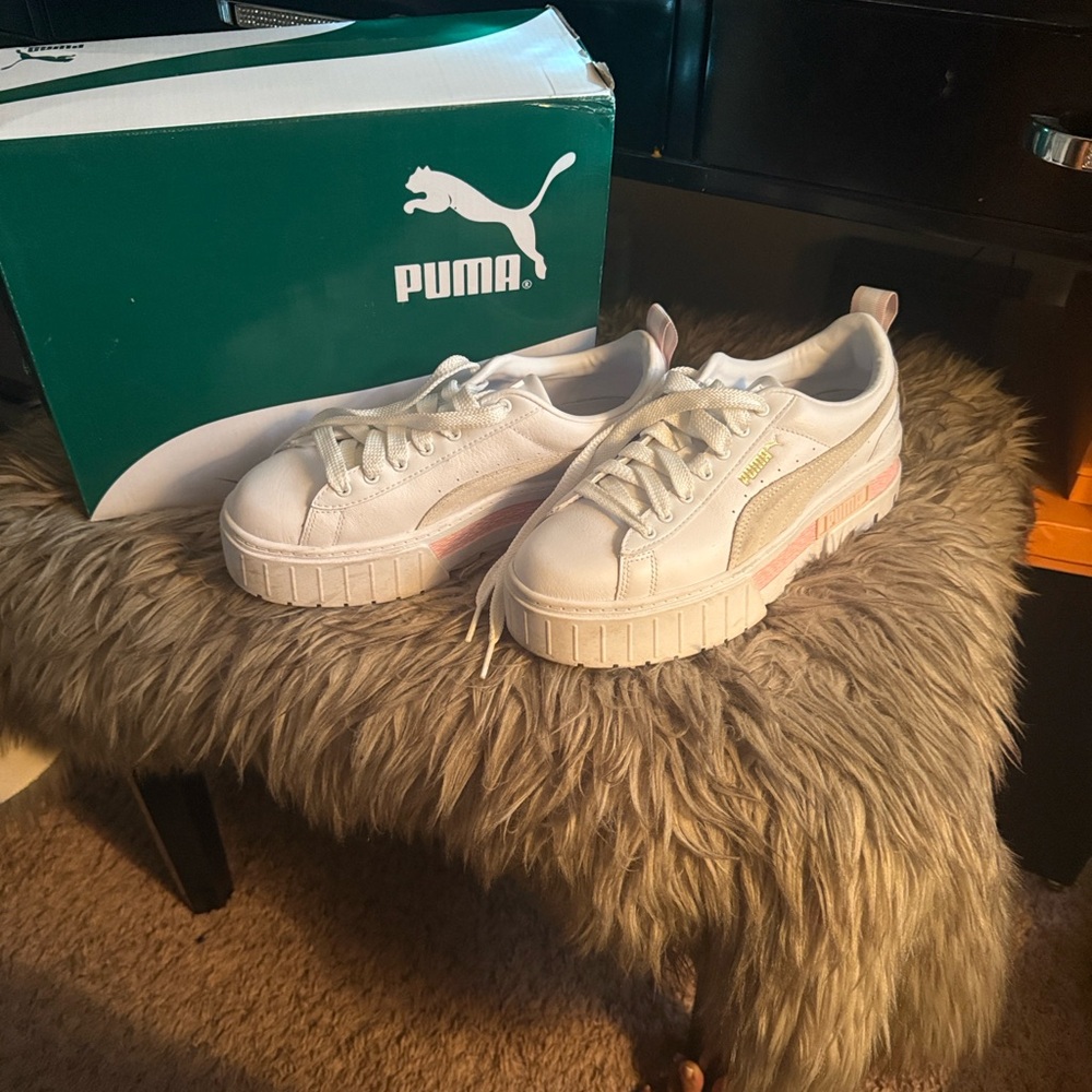 PUMA Women's White and Light Pink Sneakers